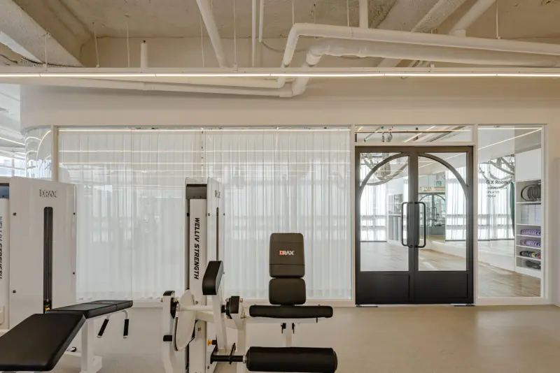 아치형 도어가 돋보이는 모던 인더스트리얼 헬스장